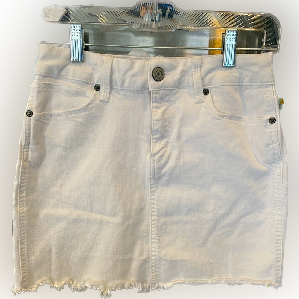 Mudd flex stretch, size 3, white mini skirt with fraying at the bottom.